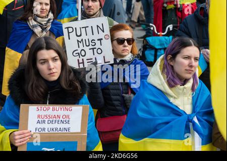 LONDON, VEREINIGTES KÖNIGREICH - 02. APRIL 2022: Ukrainische Menschen und ihre Anhänger demonstrieren am 38.. Tag der russischen Militärinvasion in der Ukraine am 02. April 2022 in London, England, auf dem Trafalgar Square gegen den Krieg. Die Demonstranten fordern die britische Regierung auf, die Ukraine durch Waffenlieferungen, ein Verbot des Energiehandels und die Bereitstellung von Hilfe und Unterstützung für Flüchtlinge, die vor dem Krieg fliehen, zu unterstützen. (Foto von Wiktor Szymanowicz/NurPhoto) Stockfoto