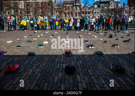 Ein Blick auf die ukrainische Kunstinstallation, um die Aufmerksamkeit auf die Tötungen von Zivilisten und insbesondere Kindern während des Krieges in der Ukraine zu lenken. Den Haag, am 2.. April 2022. (Foto von Romy Arroyo Fernandez/NurPhoto) Stockfoto