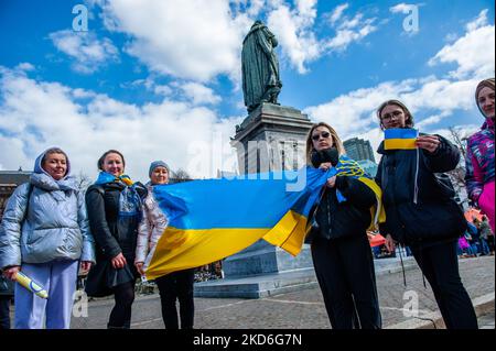 Eine Gruppe ukrainischer Frauen hält neben der ukrainischen Kunstinstallation eine ukrainische Flagge, um auf die Tötungen von Zivilisten und insbesondere Kindern während des Krieges in der Ukraine aufmerksam zu machen. Den Haag, am 2.. April 2022. (Foto von Romy Arroyo Fernandez/NurPhoto) Stockfoto