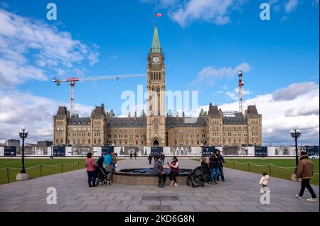 Ottaw, Ontario - 20. Oktober 2022: Center Block und Peace Tower im kanadischen Parlament in Ottawa. Stockfoto