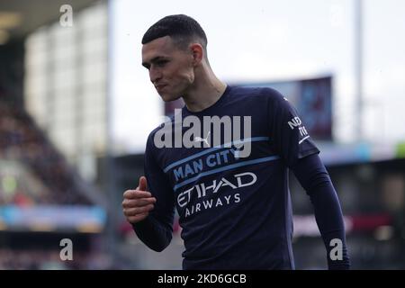 Phil Foden von Manchester City geht am Samstag, dem 2.. April 2022, beim Premier League-Spiel zwischen Burnley und Manchester City in Turf Moor, Burnley, eine Kurve. (Foto von Pat Scaasi/MI News/NurPhoto) Stockfoto