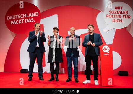 Berlin, Deutschland. 05.. November 2022. Lars Klingbeil (l-r), SPD-Bundesvorsitzender, Saskia Esken, SPD-Bundesvorsitzende, Bundeskanzler Olaf Scholz (SPD) und SPD-Generalsekretär Kevin Kühnert stehen am Ende des ersten Tages des SPD-Debattierungs-Konvents zusammen auf der Bühne. Themen der Debate Convention sind die Digitalisierung, der Kampf gegen den Klimawandel und der Wendepunkt in der internationalen Ordnung. Quelle: Christophe Gateau/dpa/Alamy Live News Stockfoto