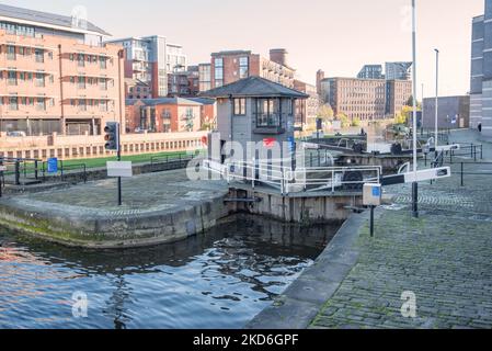 Immobilien am Wasser im Kanal- und Hafengebiet von Leeds City, West Yorkshire, Großbritannien, neben Schleusentoren und der Knights Way Bridge. Stockfoto