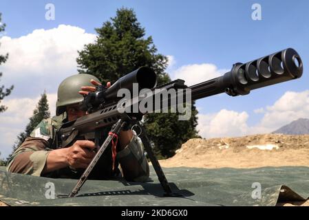 Ein Soldat der indischen Armee hält einen Scharfschützen, als er am 02. April 2022 bei einer Vorwärtsstelle an der Loc Line of Control in Uri, Baramulla, Jammu und Kaschmir, Indien, Position bezieht. Die Kontrolllinie (Loc) ist eine militärische Kontrolllinie zwischen Indien und Pakistan (Foto: Nasir Kachroo/NurPhoto) Stockfoto