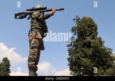 Ein Soldat der indischen Armee hält einen Scharfschützen, als er am 02. April 2022 bei einer Vorwärtsstelle an der Loc Line of Control in Uri, Baramulla, Jammu und Kaschmir, Indien, Position bezieht. Die Kontrolllinie (Loc) ist eine militärische Kontrolllinie zwischen Indien und Pakistan (Foto: Nasir Kachroo/NurPhoto) Stockfoto