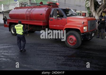 Feuerwehrleute sorgen für einen Brand in einer Lösungsmittelfabrik im Stadtteil Granjas Estrella im Stadtteil Iztapalapa in Mexiko-Stadt. (Foto von Gerardo Vieyra/NurPhoto) Stockfoto