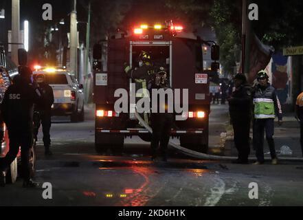 Feuerwehrleute sorgen für einen Brand in einer Lösungsmittelfabrik im Stadtteil Granjas Estrella im Stadtteil Iztapalapa in Mexiko-Stadt. (Foto von Gerardo Vieyra/NurPhoto) Stockfoto