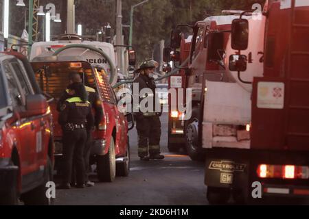 Feuerwehrleute sorgen für einen Brand in einer Lösungsmittelfabrik im Stadtteil Granjas Estrella im Stadtteil Iztapalapa in Mexiko-Stadt. (Foto von Gerardo Vieyra/NurPhoto) Stockfoto