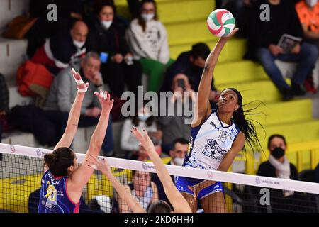 Sylvia Nwakalor (Il Bisonte Firenna) beim Volleyball-Spiel der italienischen Serie A1 Frauen Savino Del Bene Scandicci gegen Il Bisonte Firenna am 02. April 2022 im PalaRialdoli in Scandicci (FI), Italien (Foto von Lisa Guglielmi/LiveMedia/NurPhoto) Stockfoto