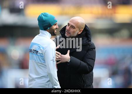 PEP Guardiola, Managerin von man City, spricht intensiv mit Riyad Mahrez von Manchester City vor dem Premier League-Spiel zwischen Burnley und Manchester City in Turf Moor, Burnley am Samstag, 2.. April 2022. (Foto von Pat Scaasi/MI News/NurPhoto) Stockfoto