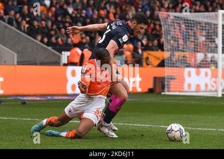 Scott McKenna von Nottingham Forest kämpft am Samstag, dem 2.. April 2022, mit Dujon Sterling von Blackpool während des Sky Bet Championship-Spiels zwischen Blackpool und Nottingham Forest in der Bloomfield Road, Blackpool, um den Ball. (Foto von Jon Hobley/MI News/NurPhoto) Stockfoto