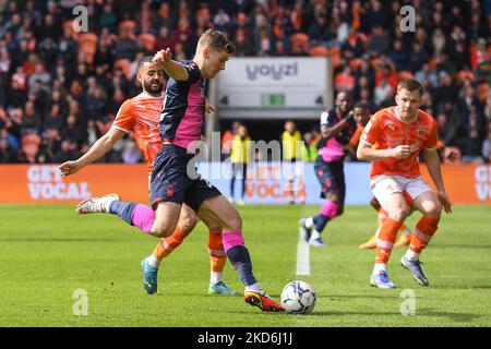 Ryan Yates von Nottingham Forest führt am Samstag, dem 2.. April 2022, beim Sky Bet Championship-Spiel zwischen Blackpool und Nottingham Forest in der Bloomfield Road, Blackpool, ein Kreuz auf seine Seite zum zweiten Tor. (Foto von Jon Hobley/MI News/NurPhoto) Stockfoto