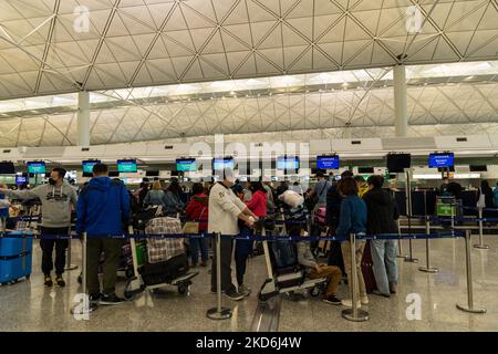 Hongkong, China, 2. April 2022, Passagiere stehen an den Check-in-Schaltern von Singapore Airlines am internationalen Flughafen Hongkong in der Schlange. (Foto von Marc Fernandes/NurPhoto) Stockfoto