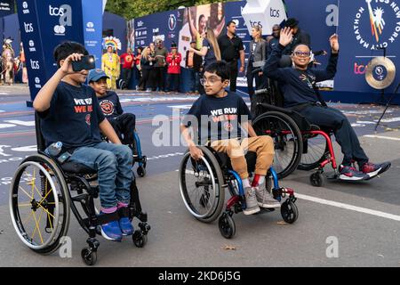 New York, Usa. 04.. November 2022. Junge paralympier nehmen an der Nationalparade Teil, die bei der Eröffnungszeremonie für den New York City Marathon 2022 im Central Park abgehalten wird (Foto: Lev Radin/Pacific Press) Quelle: Pacific Press Media Production Corp./Alamy Live News Stockfoto