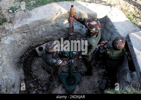 Am 02. April 2022 wird bei einer Trainingseinheit der indischen Armee auf einem Vorposten bei der Kontrolllinie in Baramulla, Jammu und Kaschmir, Indien, ein Mörser auf den Trägerrakete gelegt. (Foto von Nasir Kachroo/NurPhoto) Stockfoto