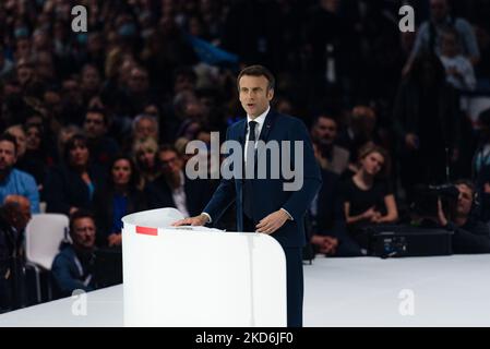 Der französische Präsident und Kandidat für seine eigene Wiederwahl der liberalen Partei La République en Marche (LREM), Emmanuel Macron, spricht während seiner ersten Wahlkampfveranstaltung in der U Arena in Paris La Défense vor mehreren tausend Unterstützern und Mitgliedern seiner Regierung in Nanterre, Ein Vorort von Paris, 2. April 2022. (Foto von Samuel Boivin/NurPhoto) Stockfoto