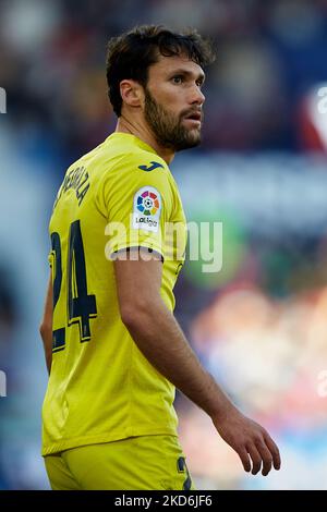 Alfonso Pedraza von Villarreal CF schaut während des La Liga Santander Spiels zwischen Levante UD und Villarreal CF im Stadion Ciutat de Valencia, 2. April 2022, Valencia, Spanien, auf. (Foto von David Aliaga/NurPhoto) Stockfoto