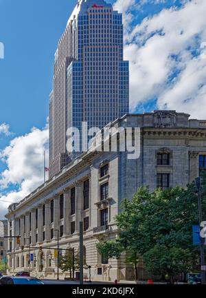 Die Hauptniederlassung der Cleveland Public Library wurde von Walker & Weeks Architekten entworfen. Die Nordfassade (hinten) blickt auf die Cleveland Mall. Stockfoto