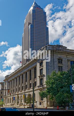 Die Hauptniederlassung der Cleveland Public Library wurde von Walker & Weeks Architekten entworfen. Die Nordfassade (hinten) blickt auf die Cleveland Mall. Stockfoto