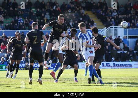 Matt Smith von Salford City steht beim Sky Bet League 2-Spiel zwischen Hartlepool United und Salford City am Samstag, dem 2.. April 2022, im Victoria Park, Hartlepool, klar auf dem Spiel. (Foto von Mark Fletcher/MI News/NurPhoto) Stockfoto