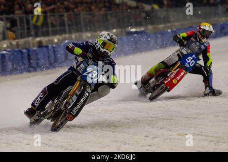 HEERENVEEN, NL. Jimmy Hörrnell (237) (Weiß) vor Harald Simon (50) (Gelb) während des FIM Ice Speedway Gladiators World Championship Finals 3 auf der Eisbahn Thialf, Heerenveen am Samstag, 2. April 2022. (Foto von Ian Charles/MI News/NurPhoto) Stockfoto