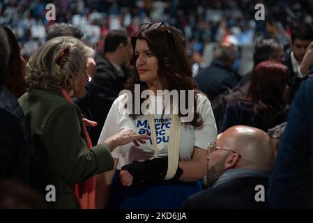 Die Delegierte des französischen Innenministers Marlene Schiappa kam zur Unterstützung des französischen Präsidenten und Kandidaten für seine eigene Wiederwahl der liberalen Partei La République en Marche (LREM), Emmanuel Macron, Während seines ersten Wahlkampftreffens, das in der U Arena in Paris La Défense vor mehreren tausend Anhängern und Mitgliedern seiner Regierung in Nanterre, einem Vorort von Paris, am 2. April 2022 stattfand. (Foto von Samuel Boivin/NurPhoto) Stockfoto