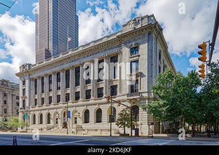 Die Hauptniederlassung der Cleveland Public Library wurde von Walker & Weeks Architekten entworfen. Die Nordfassade (hinten) blickt auf die Cleveland Mall. Stockfoto