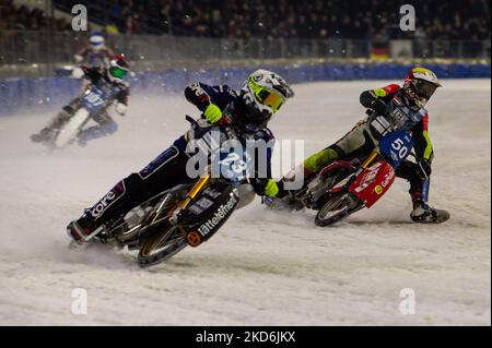 HEERENVEEN, NL. Jimmy Hörrnell (237) (Weiß) vor Harald Simon (50) (Gelb) während des FIM Ice Speedway Gladiators World Championship Finals 3 auf der Eisbahn Thialf, Heerenveen am Samstag, 2. April 2022. (Foto von Ian Charles/MI News/NurPhoto) Stockfoto