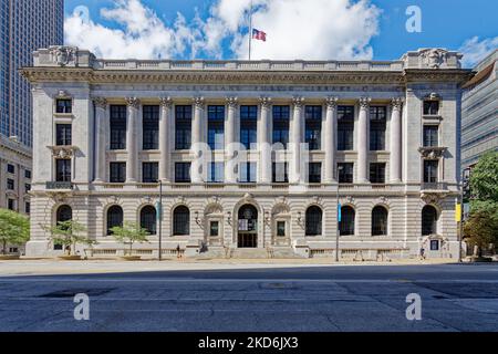 Die Hauptniederlassung der Cleveland Public Library wurde von Walker & Weeks Architekten entworfen. Die Nordfassade (hinten) blickt auf die Cleveland Mall. Stockfoto