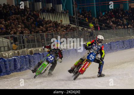 HEERENVEEN, NL. Harald Simon (50) (Weiß) führt Johann Weber (33) (Blau) während des FIM Ice Speedway Gladiators World Championship Finals 3 auf der Eisbahn Thialf, Heerenveen am Samstag, 2. April 2022. (Foto von Ian Charles/MI News/NurPhoto) Stockfoto