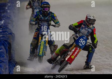 HEERENVEEN, NL. Harald Simon (50) (Weiß) führt Luca Bauer (16) (Blau) während des FIM Ice Speedway Gladiators World Championship Finals 3 bei der Ice Rink Thialf, Heerenveen, am Samstag, den 2. April 2022 an. (Foto von Ian Charles/MI News/NurPhoto) Stockfoto