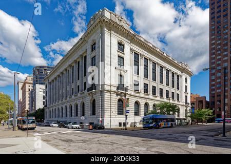 Die Hauptniederlassung der Cleveland Public Library wurde von Walker & Weeks Architekten entworfen. Die Nordfassade (hinten) blickt auf die Cleveland Mall. Stockfoto