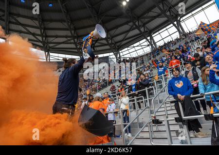 Die Fans reagieren auf ein Tor während eines Fußballspiels der Major League zwischen dem FC Cincinnati und CF Montréal im TQL Stadium in Cincinnati, Ohio. Samstag, 2. April 2022. Montreal besiegte Cincinnati 4:3. (Foto von Jason Whitman/NurPhoto) Stockfoto