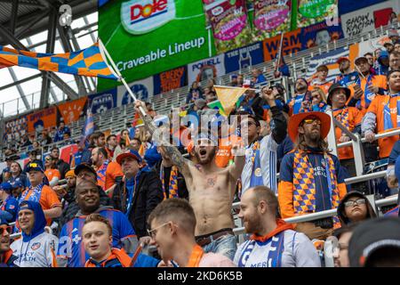 Die Fans reagieren auf ein Tor während eines Fußballspiels der Major League zwischen dem FC Cincinnati und CF Montréal im TQL Stadium in Cincinnati, Ohio. Samstag, 2. April 2022. Montreal besiegte Cincinnati 4:3. (Foto von Jason Whitman/NurPhoto) Stockfoto