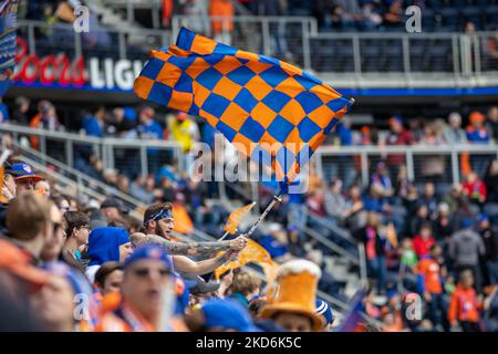 Die Fans reagieren auf ein Tor während eines Fußballspiels der Major League zwischen dem FC Cincinnati und CF Montréal im TQL Stadium in Cincinnati, Ohio. Samstag, 2. April 2022. Montreal besiegte Cincinnati 4:3. (Foto von Jason Whitman/NurPhoto) Stockfoto