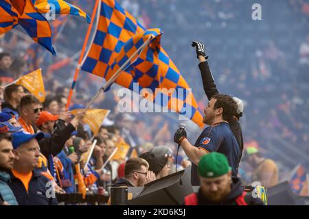 Die Fans reagieren auf ein Tor während eines Fußballspiels der Major League zwischen dem FC Cincinnati und CF Montréal im TQL Stadium in Cincinnati, Ohio. Samstag, 2. April 2022. Montreal besiegte Cincinnati 4:3. (Foto von Jason Whitman/NurPhoto) Stockfoto