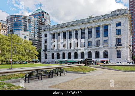 Die Hauptniederlassung der Cleveland Public Library wurde von Walker & Weeks Architekten entworfen. Die Nordfassade (hinten) blickt auf die Cleveland Mall. Stockfoto