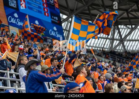 Die Fans reagieren auf ein Tor während eines Fußballspiels der Major League zwischen dem FC Cincinnati und CF Montréal im TQL Stadium in Cincinnati, Ohio. Samstag, 2. April 2022. Montreal besiegte Cincinnati 4:3. (Foto von Jason Whitman/NurPhoto) Stockfoto