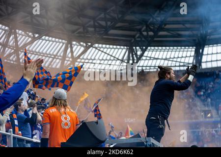 Die Fans reagieren auf ein Tor während eines Fußballspiels der Major League zwischen dem FC Cincinnati und CF Montréal im TQL Stadium in Cincinnati, Ohio. Samstag, 2. April 2022. Montreal besiegte Cincinnati 4:3. (Foto von Jason Whitman/NurPhoto) Stockfoto