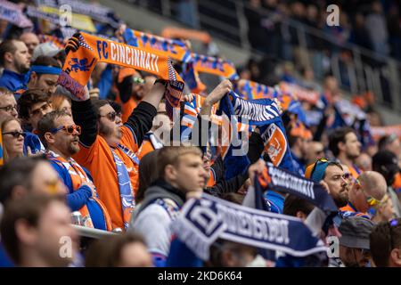 Die Fans reagieren auf ein Tor während eines Fußballspiels der Major League zwischen dem FC Cincinnati und CF Montréal im TQL Stadium in Cincinnati, Ohio. Samstag, 2. April 2022. Montreal besiegte Cincinnati 4:3. (Foto von Jason Whitman/NurPhoto) Stockfoto