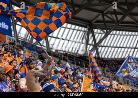 Die Fans reagieren auf ein Tor während eines Fußballspiels der Major League zwischen dem FC Cincinnati und CF Montréal im TQL Stadium in Cincinnati, Ohio. Samstag, 2. April 2022. Montreal besiegte Cincinnati 4:3. (Foto von Jason Whitman/NurPhoto) Stockfoto