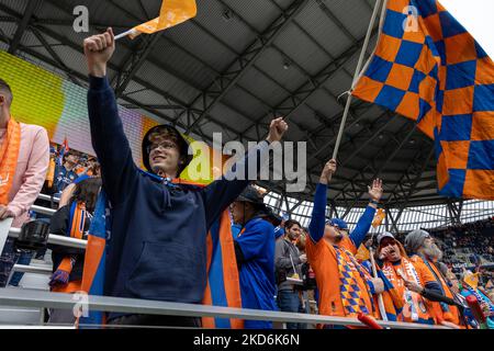 Die Fans reagieren auf ein Tor während eines Fußballspiels der Major League zwischen dem FC Cincinnati und CF Montréal im TQL Stadium in Cincinnati, Ohio. Samstag, 2. April 2022. Montreal besiegte Cincinnati 4:3. (Foto von Jason Whitman/NurPhoto) Stockfoto