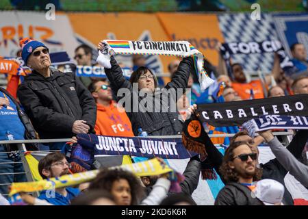 Die Fans reagieren auf ein Tor während eines Fußballspiels der Major League zwischen dem FC Cincinnati und CF Montréal im TQL Stadium in Cincinnati, Ohio. Samstag, 2. April 2022. Montreal besiegte Cincinnati 4:3. (Foto von Jason Whitman/NurPhoto) Stockfoto