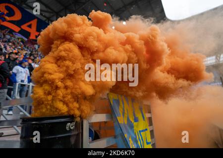 Die Fans reagieren auf ein Tor während eines Fußballspiels der Major League zwischen dem FC Cincinnati und CF Montréal im TQL Stadium in Cincinnati, Ohio. Samstag, 2. April 2022. Montreal besiegte Cincinnati 4:3. (Foto von Jason Whitman/NurPhoto) Stockfoto