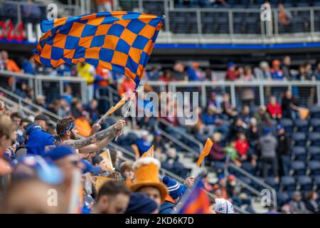 Die Fans reagieren auf ein Tor während eines Fußballspiels der Major League zwischen dem FC Cincinnati und CF Montréal im TQL Stadium in Cincinnati, Ohio. Samstag, 2. April 2022. Montreal besiegte Cincinnati 4:3. (Foto von Jason Whitman/NurPhoto) Stockfoto