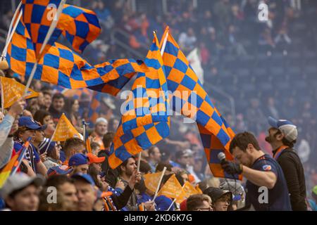 Die Fans reagieren auf ein Tor während eines Fußballspiels der Major League zwischen dem FC Cincinnati und CF Montréal im TQL Stadium in Cincinnati, Ohio. Samstag, 2. April 2022. Montreal besiegte Cincinnati 4:3. (Foto von Jason Whitman/NurPhoto) Stockfoto