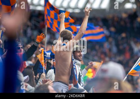 Die Fans reagieren auf ein Tor während eines Fußballspiels der Major League zwischen dem FC Cincinnati und CF Montréal im TQL Stadium in Cincinnati, Ohio. Samstag, 2. April 2022. Montreal besiegte Cincinnati 4:3. (Foto von Jason Whitman/NurPhoto) Stockfoto