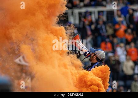 Die Fans reagieren auf ein Tor während eines Fußballspiels der Major League zwischen dem FC Cincinnati und CF Montréal im TQL Stadium in Cincinnati, Ohio. Samstag, 2. April 2022. Montreal besiegte Cincinnati 4:3. (Foto von Jason Whitman/NurPhoto) Stockfoto