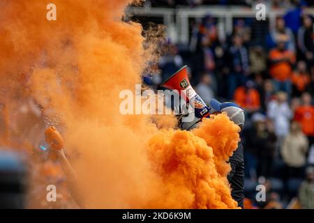 Die Fans reagieren auf ein Tor während eines Fußballspiels der Major League zwischen dem FC Cincinnati und CF Montréal im TQL Stadium in Cincinnati, Ohio. Samstag, 2. April 2022. Montreal besiegte Cincinnati 4:3. (Foto von Jason Whitman/NurPhoto) Stockfoto