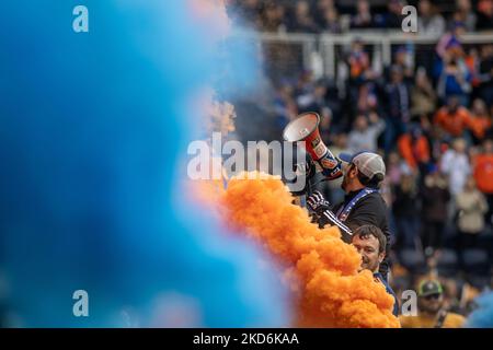 Die Fans reagieren auf ein Tor während eines Fußballspiels der Major League zwischen dem FC Cincinnati und CF Montréal im TQL Stadium in Cincinnati, Ohio. Samstag, 2. April 2022. Montreal besiegte Cincinnati 4:3. (Foto von Jason Whitman/NurPhoto) Stockfoto